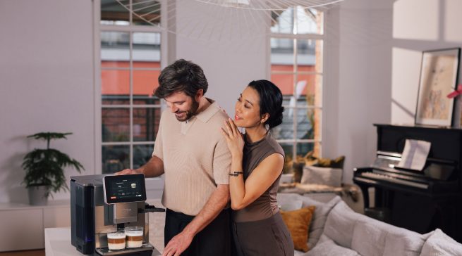 Die Modelle der neuen 9000er Serie von Nivona setzen Maßstäbe bei der Bedienfreundlichkeit, der Auswahl an warmen und kalten Kaffeespezialitäten-Rezepten und der Milchschaum-Zubereitung. Fotos: Nivona