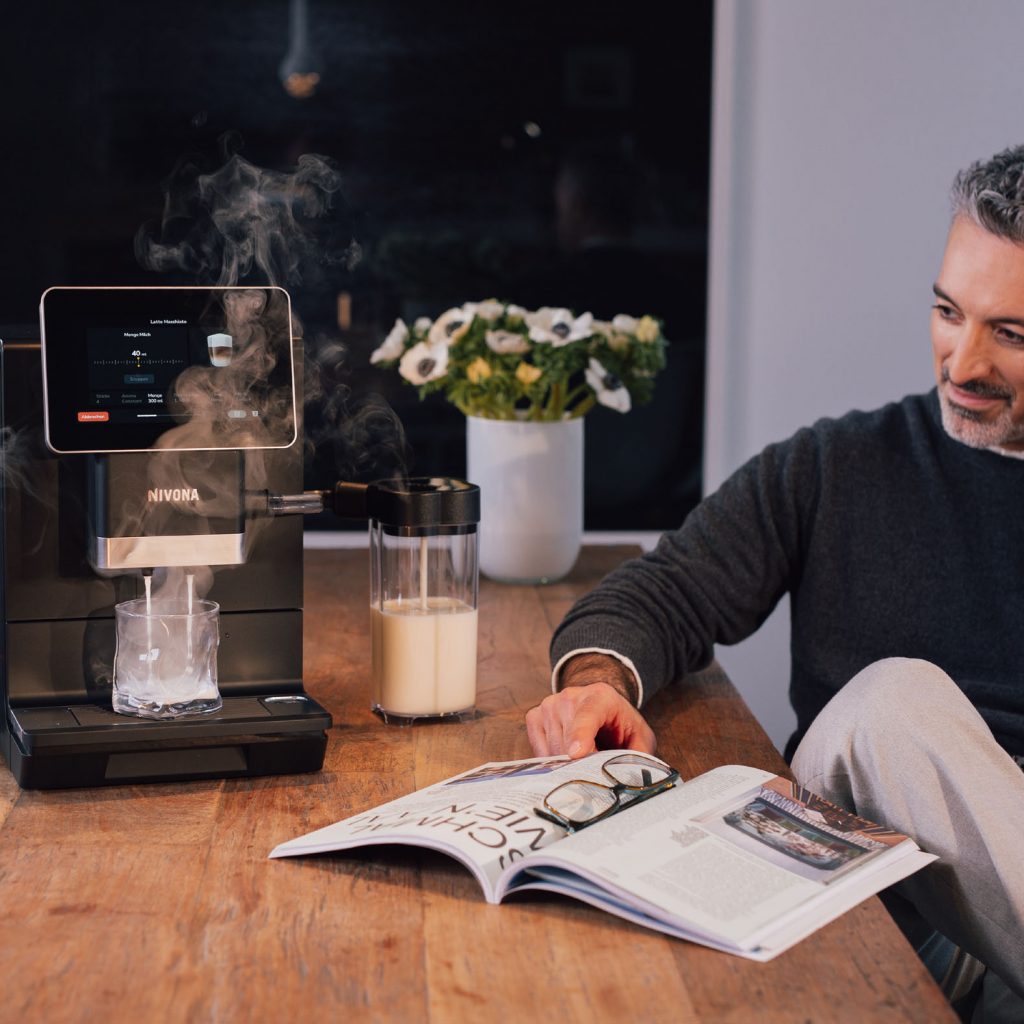 Das Herzstück der 9000er-Serie bildet das LattePreSelect-System. Bei der 9000er-Serie können Nutzer gezielt zwischen tierischer Milch, Hafermilch und anderen pflanzlichen Milchalternativen wählen.