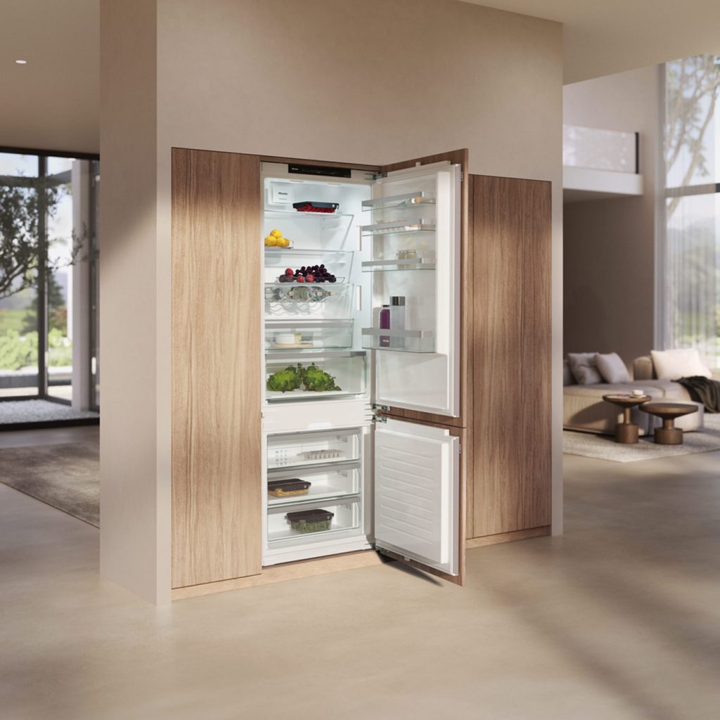 Das XXL-Format bietet genügend Kapazität für große Wocheneinkäufe sowie die Vorbereitung von Feiern und fügt sich harmonisch in moderne Wohnküchen ein. 