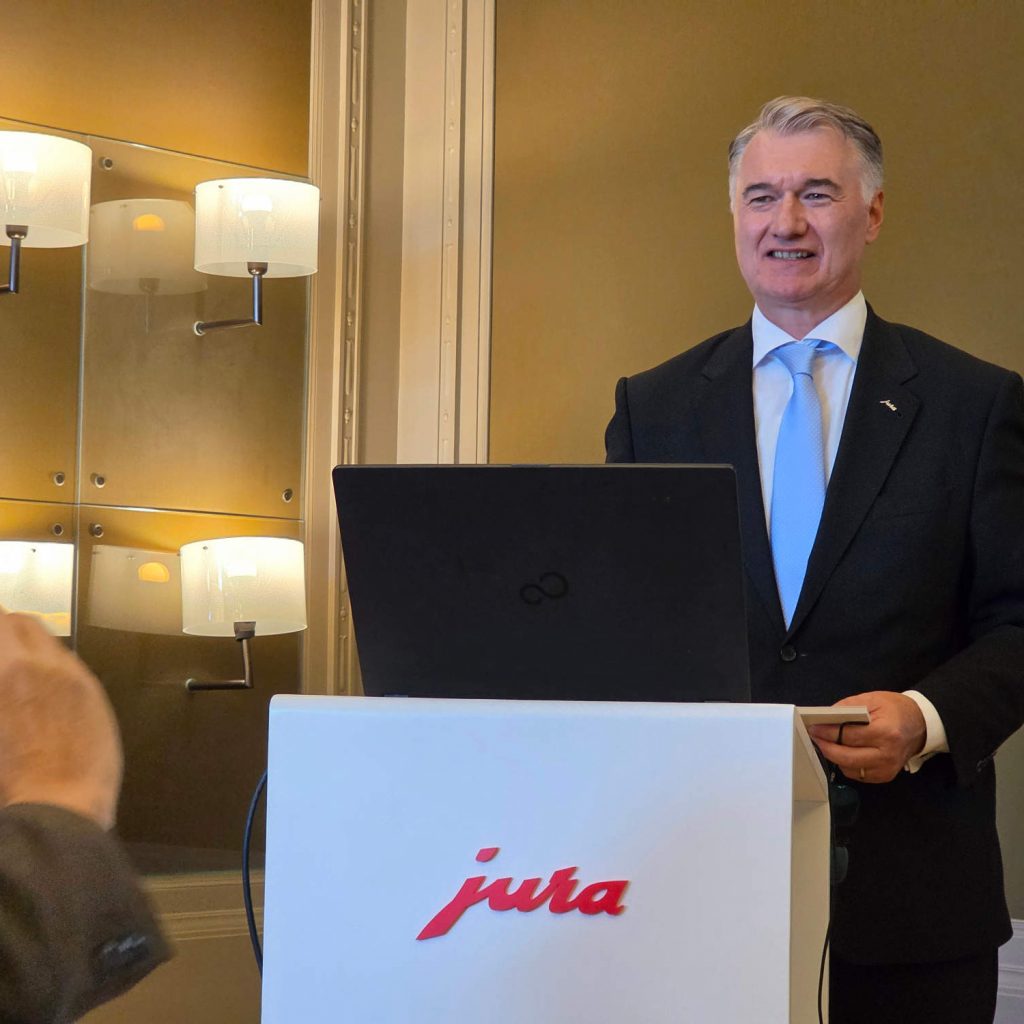 „Mit unseren vier Genusswelten zeigen wir, wie dynamisch und facettenreich das Thema Kaffee heute ist – und wie wir als Marke immer wieder neue Impulse setzen“, sagte Horst Nikolaus, Geschäftsführer der JURA Elektrogeräte Vertriebs-GmbH, während der Messe.