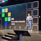 Leif Lindner, CEO der IFA Management GmbH präsentiert die Gewinner des 1. IFA Innovation Awards 2025.