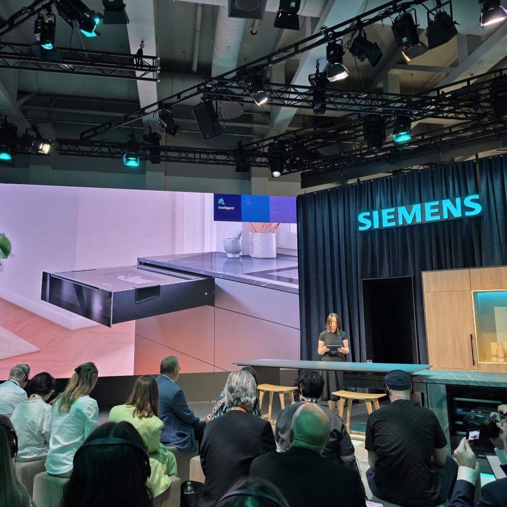 Weltneuheit Dampfschublade von Siemens.