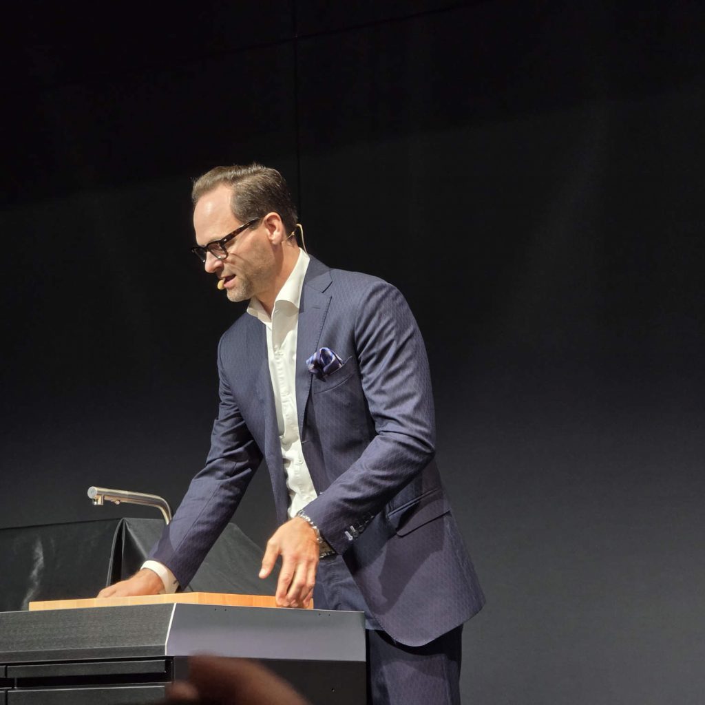 Dr. Axel Kniehl zeigt das vielfältige Zubehör für die Outdoor-Küche Dreams von Miele.