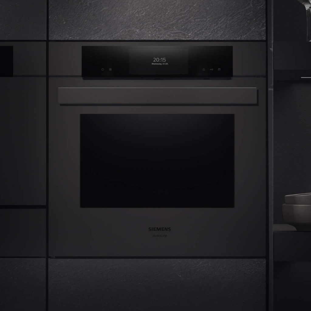 Während der Großteil der Front sowie der „schwebende“ Griff durch die samtige Optik überraschen, bleiben Ofenfenster und TFT Full-Touchdisplay in glänzendem Schwarz.