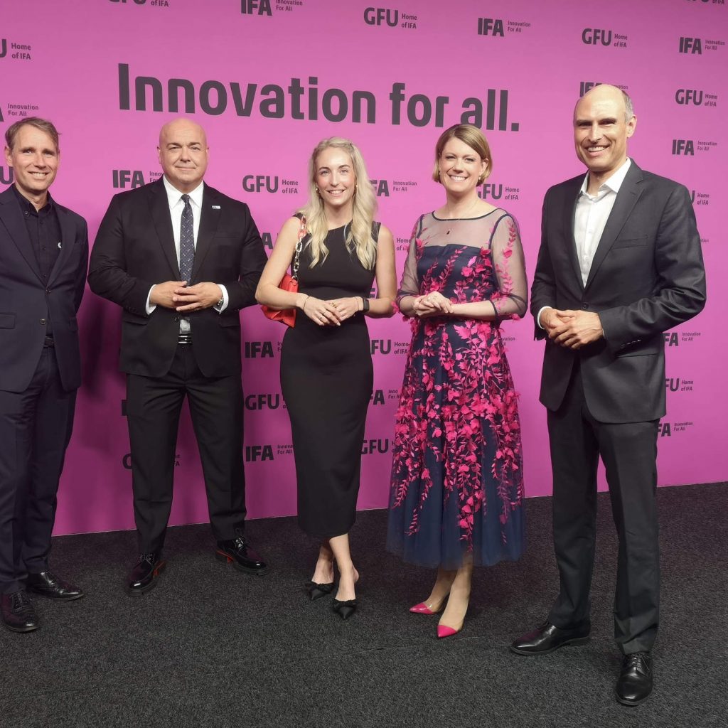 ElectronicPartner Vorstand Matthias Assmann (links) bei der IFA Opening Night mit Vertreterinnen und Vertretern der IFA sowie des BVT. 