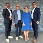 (v.l.n.r.) Martin Wolf (General Manager EK Home Electrical Appliances, EK Retail), Jochen Pohle (Chief Retail Officer, EK Retail), Susanne Heiduczek (General Ma-nager EK Home Housewares, EK Retail) und André Babenhauserheide (General Manager EK Home Baby & Toys, EK Retail) präsentieren auf der EK LIVE Herbst-messe starke Impulse für den Fachhandel.