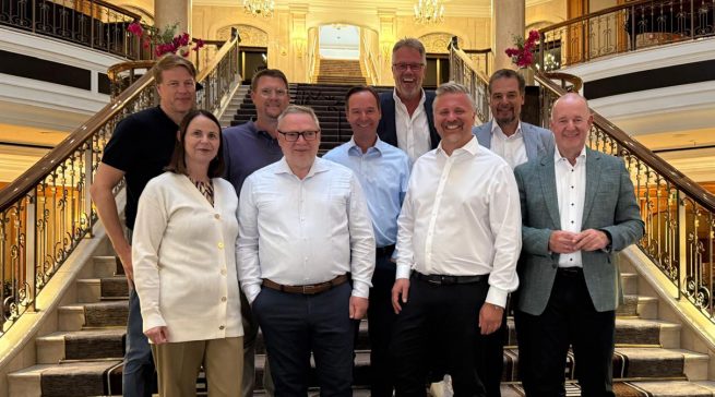 AMK Vorstand 2025: Michael Lehmkuhl (Hettich), Ulrike Pesta (BSH Hausgeräte GmbH), Matthias Berens (Bauformat), Bernd Weisser (Nobilia), Ralph Leimbach (Der Kreis), Volker Klodwig (MHK Group), Volker Irle (AMK GF), André Dorner (J. Blum), Christian Gerwens (Miele) (Bild v.l.n.r.)