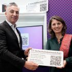 Nedzad Gutic, Vice President Home Appliances bei Samsung Electronics GmbH nimmt das IT-Sicherheitskennzeichen des BSI entgegen.