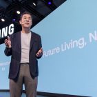 „Uns geht es bei Samsung nicht nur darum, die Zukunft von AI zu gestalten, wir integrieren AI in den Alltag und gestalten damit die Zukunft des Wohnens. Das AI Home von Samsung will über die reine Vernetzung smarter Geräte weit hinausgehen. Es soll ein Zuhause sein, das die Menschen, die darin wohnen, natürlich versteht, sich an ihre Bedürfnisse anpasst und sich um das kümmert, was ihnen am wichtigsten ist“, sagt Cheolgi Kim (CK), Executive Vice President und Head of Digital Appliances (DA) Business.
