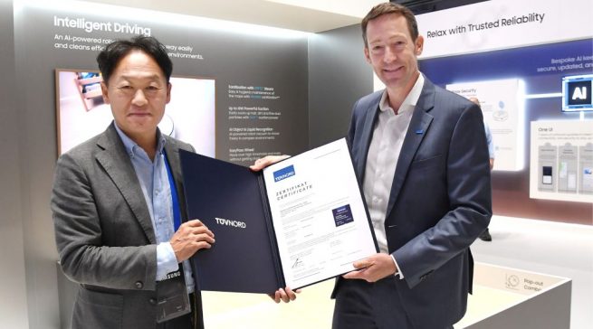 Hoon Seol, Corporate Vice President und Leiter des Geschäftsbereichs Consumer Electronics bei Samsung Electronics GmbH nimmt das TÜV-Siegel entgegen.