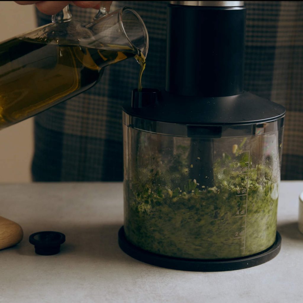 Wilfa Prostick Stabmixer beim zubereiten von Pesto.