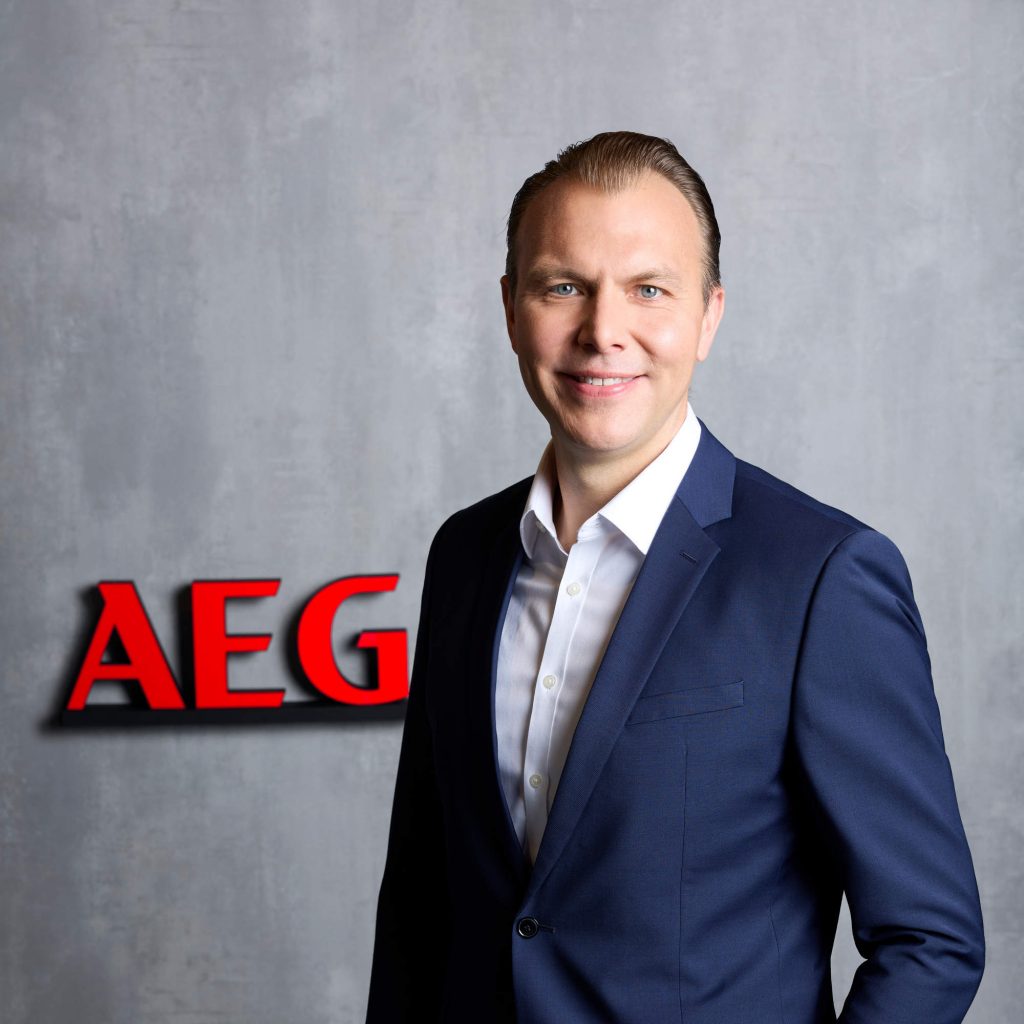 „Als einziger Marke überhaupt – und dann auch noch mit einem Doppelsieg – ist es AEG gelungen, sieben Testsiege bei der Stiftung Warentest im Bereich Wäschepflege innerhalb von 24 Monaten zu erzielen.2 Das ist weit mehr als eine Bestätigung unserer Produktqualität. Sie zeigt, dass der Weg, den wir bei AEG seit jeher gehen und bei dem wir die Nutzer und ihre Bedürfnisse in den Mittelpunkt stellen, der richtige ist“, freut sich Daniel Gerbig, Product Line Care Director, Deutschland und Österreich, Electrolux Group.