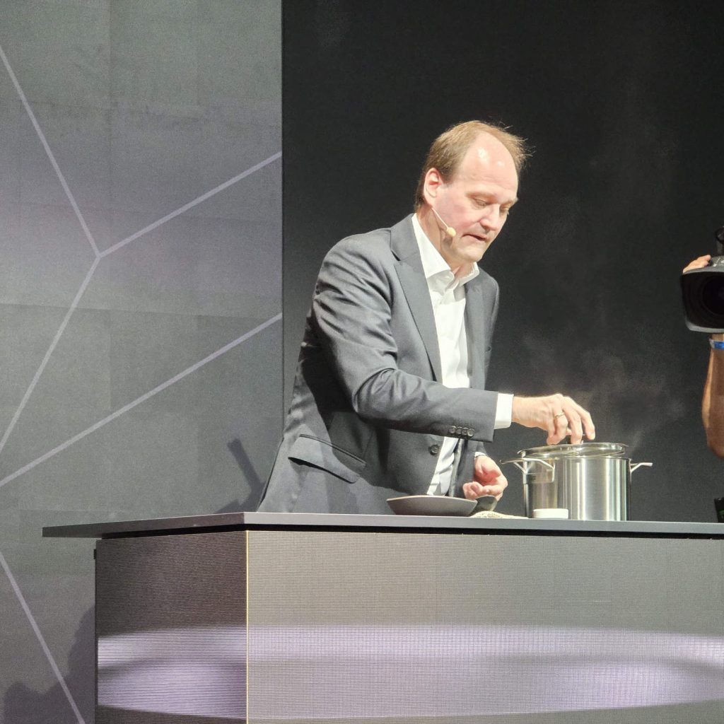 Dr. Markus Miele fasst es prägnant zusammen: „Eines kann ich Ihnen heute versprechen: Das Missgeschick von Überkochen oder Anbrennen wird es künftig nicht mehr geben – denn unsere Lösung heißt M-Sense. Und damit brennt nichts mehr an.“