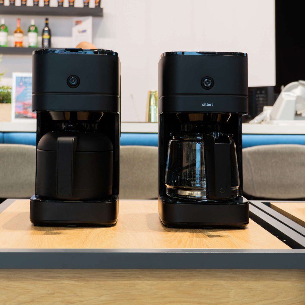 Sortimentsabrundung: Langschlitz-Toaster und Filterkaffeemaschine mit edler Thermoskanne in schwarz-mattem Design