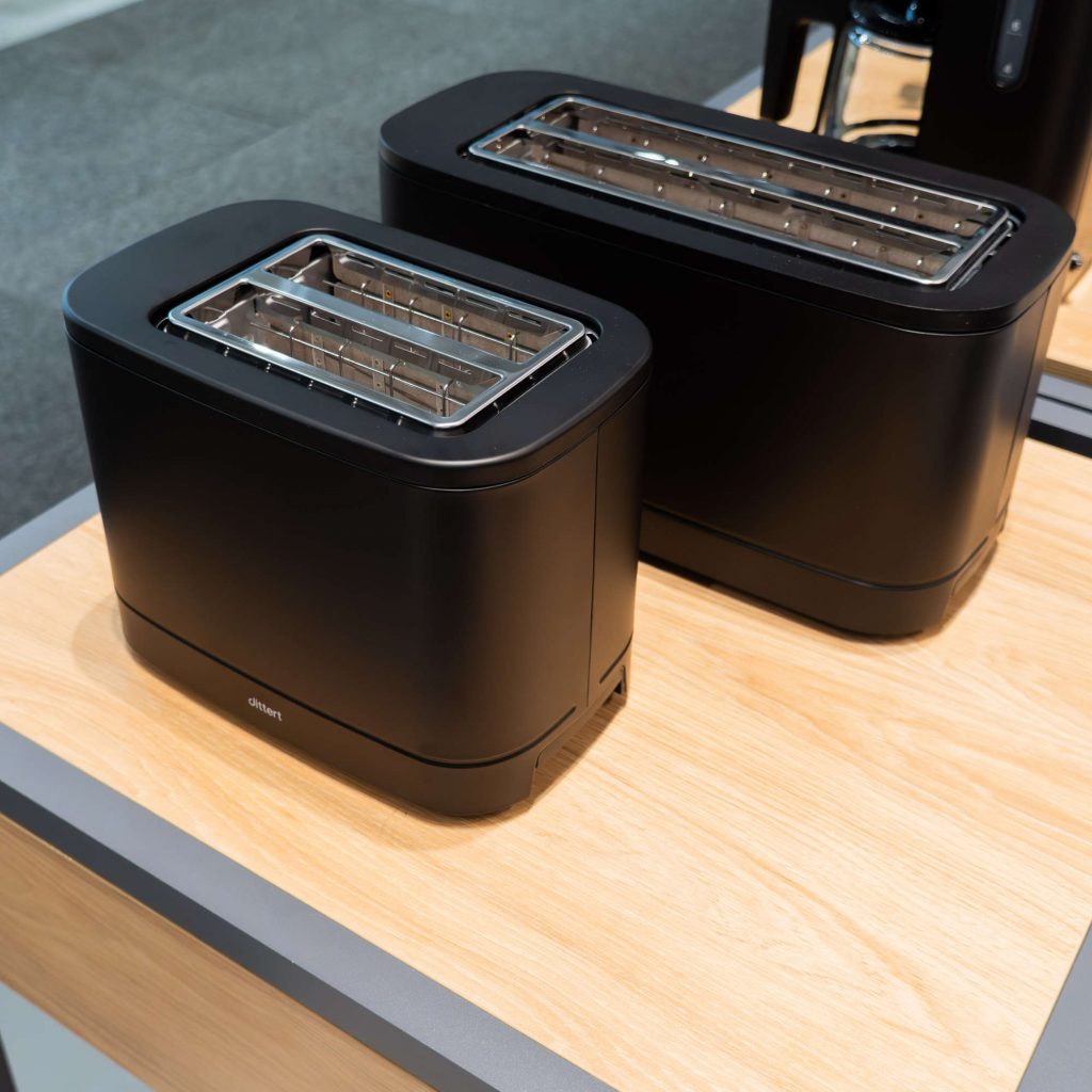 Sortimentsabrundung: Langschlitz-Toaster und Filterkaffeemaschine mit edler Thermoskanne in schwarz-mattem Design