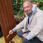 expert-Mitarbeiter baut eine neue Sitzgelegenheit für die Terrasse eines Mehrgenerationenhauses.