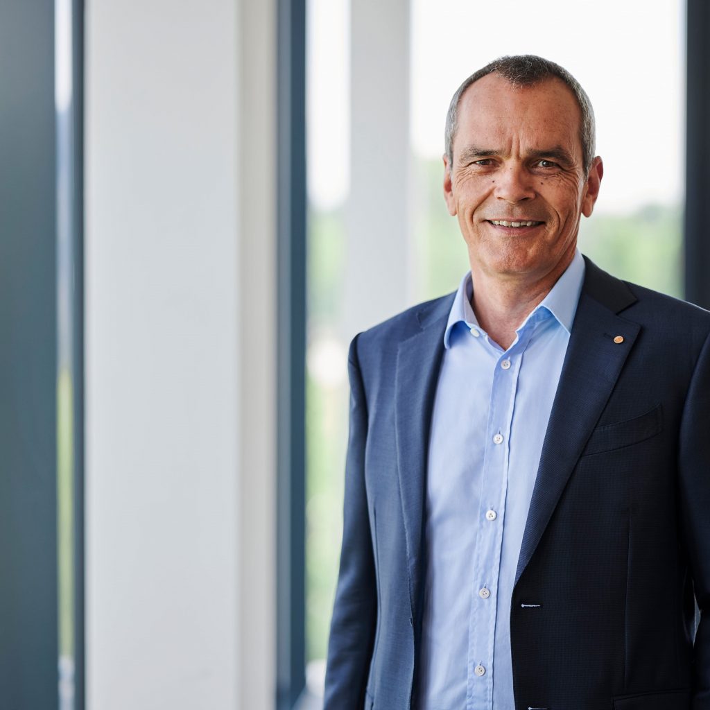 „Die IFA 2025 in Berlin ist für uns und den Fachhandel unverzichtbar, weil sie aktuelle Trends erlebbar macht und den Austausch zwischen Industrie und Handel auf höchstem Niveau ermöglicht“, so Dr. Stefan Müller, Vorstandsvorsitzender der expert SE.