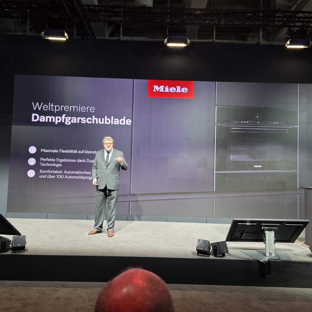 Dr. Reinhard Zinkann präsentiert die neue Dampfschublade von MIele.