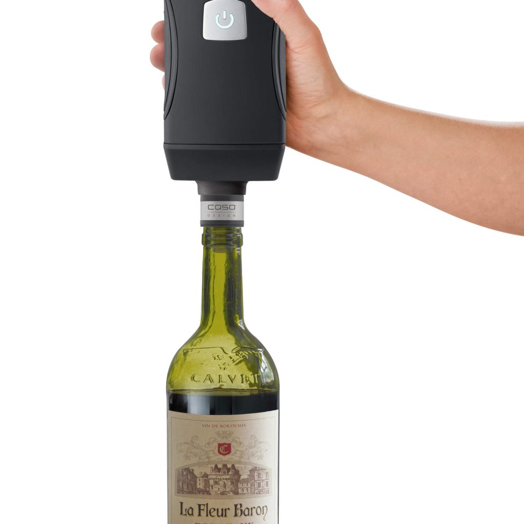 Der CASO Design Vacu OneTouch Pro in Aktion: Der kabellose Handvakuumierer vakuumiert die Weinflasche schnell und mühelos.