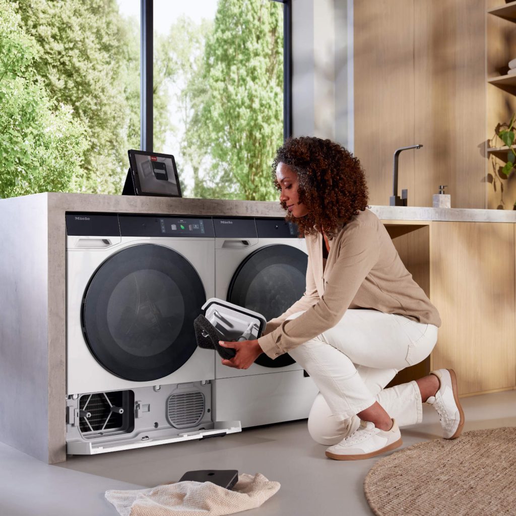 Mit YouTube-Selbsthilfevideos zum Erfolg: Immer mehr Menschen lösen alltägliche Haushaltsprobleme – wie die Wartung ihres Trockners – eigenständig und effizient. (Foto: Miele)