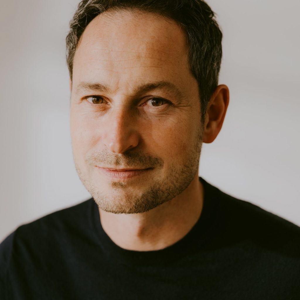 „Der Produktionsstart in der Schweiz ist ein Meilenstein für uns. Die enge Verbindung von deutschem Engineering, Schweizer Handwerksqualität und digitaler Plattformtechnologie erschaffen ein innovatives und intelligentes Produkt in höchster Qualität“, so Dominik Maier, Mitgründer von nunc.