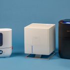 Zwei Technologien, viele Formen. Ultra¬schall-Vernebler (links) und Kalt-Verdunster (Mitte und rechts) sollen gegen trockene Raum¬luft helfen. Acht haben wir getestet. © Stiftung Warentest / Thomas Voßbeck