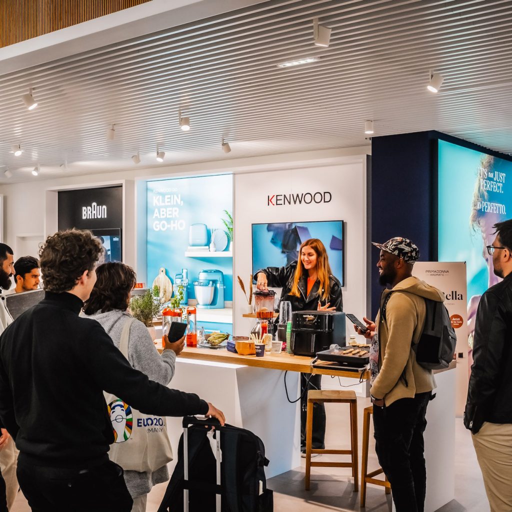 Im Dialog mit den Kunden macht eine Produktpräsentation gleich doppelt so viel Spaß. (©BLU agency network)