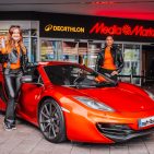 Von 0 auf Smoothie: Die P(O)S-Aktion von nutribullet begann schon vor dem Eingang des MediaMarkt Hamburg. (©BLU agency network)