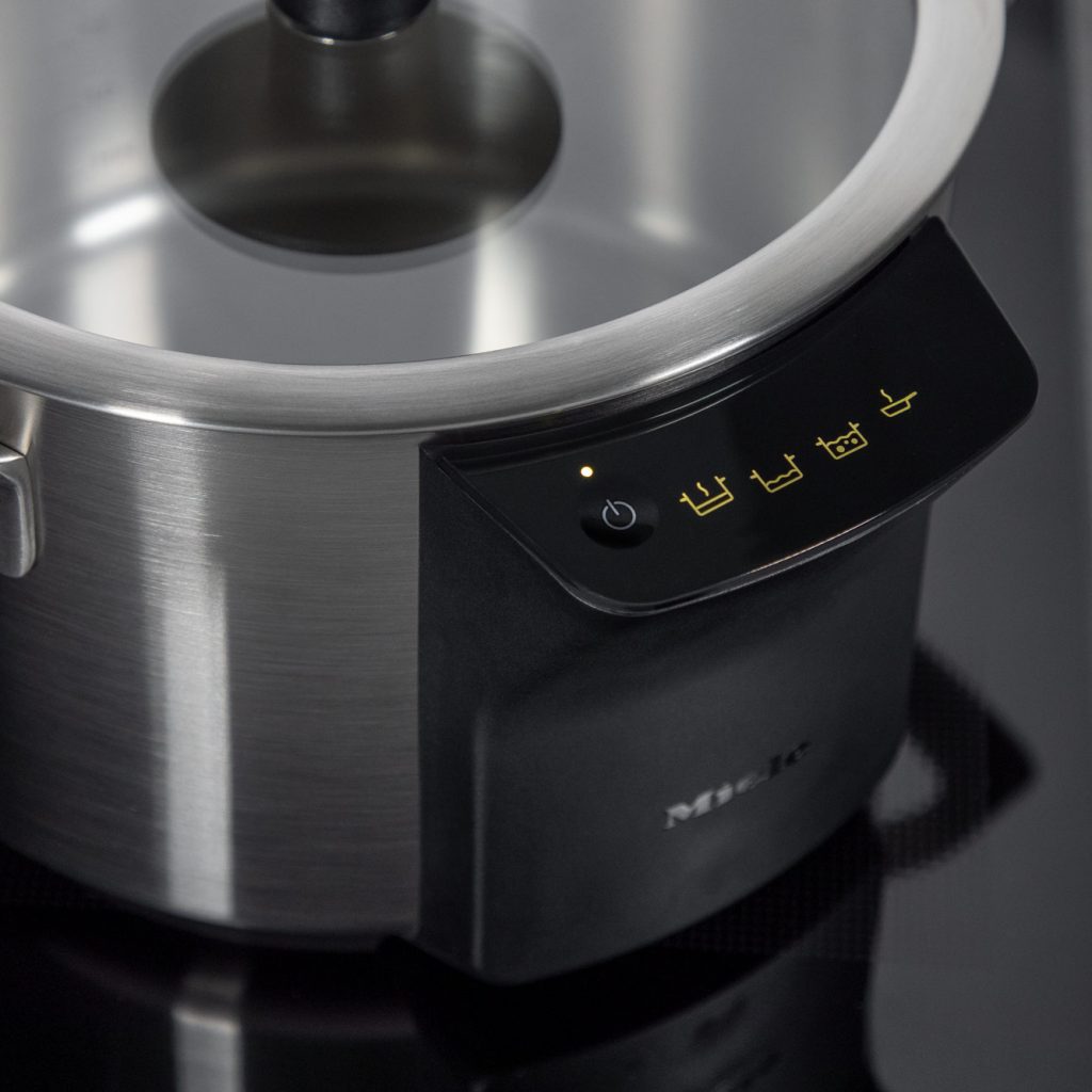 Kuhn Rikon und Miele präsentieren „M Sense“ – das erste vernetzte Kochgeschirr mit integrierter Touch-Steuerung.