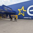 Brendan Lenane, Vorstand Euronics Deutschland eG, Sascha Kolb, Geschäftsführer des Unternehmensverbunds Funk, und Albrecht Bauer, Chief Financial Officer (v. l.) vor dem Euronics XXL Funk in Merzig. Foto: Euronics Deutschland eG