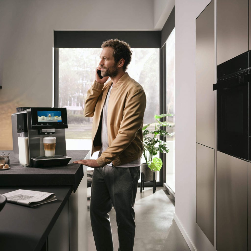 Dieses Designmodell bietet zwei Bohnenbehälter und zwei separat elektronisch einstellbare Mahlwerke. Zudem arbeitet es superleise. Einfach mehrere Getränke in die App eingeben und es bereitet alles sequenziell zu. (Foto: AMK)  