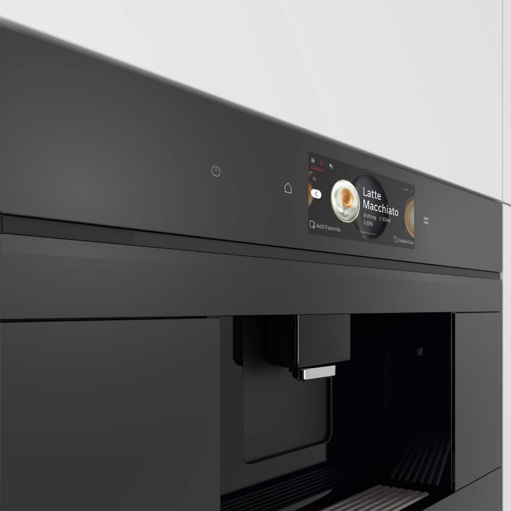 Mit einem ästhetischen und vernetzbaren Einbau-Kaffeevollautomaten zum persönlichen Kaffeeglück. Dieses prämierte Designmodell liefert per Slide-and-Touch-Navigation eine Vielzahl internationaler Kaffeespezialitäten. (Foto: AMK) 