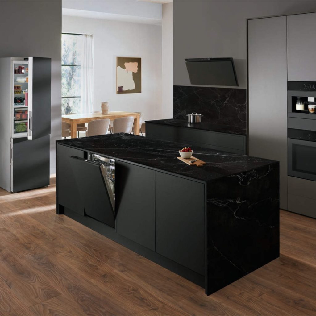 Mit drei Bohnenbehältern, 40 Getränkespezialitäten inkl. diversen Teevariationen, einer Kaffee- und Teekannen-Funktion und z. B. einer zeitgleichen Zubereitung von zwei Getränken mit nur einem Touch auf dem Display. (Foto: AMK)  