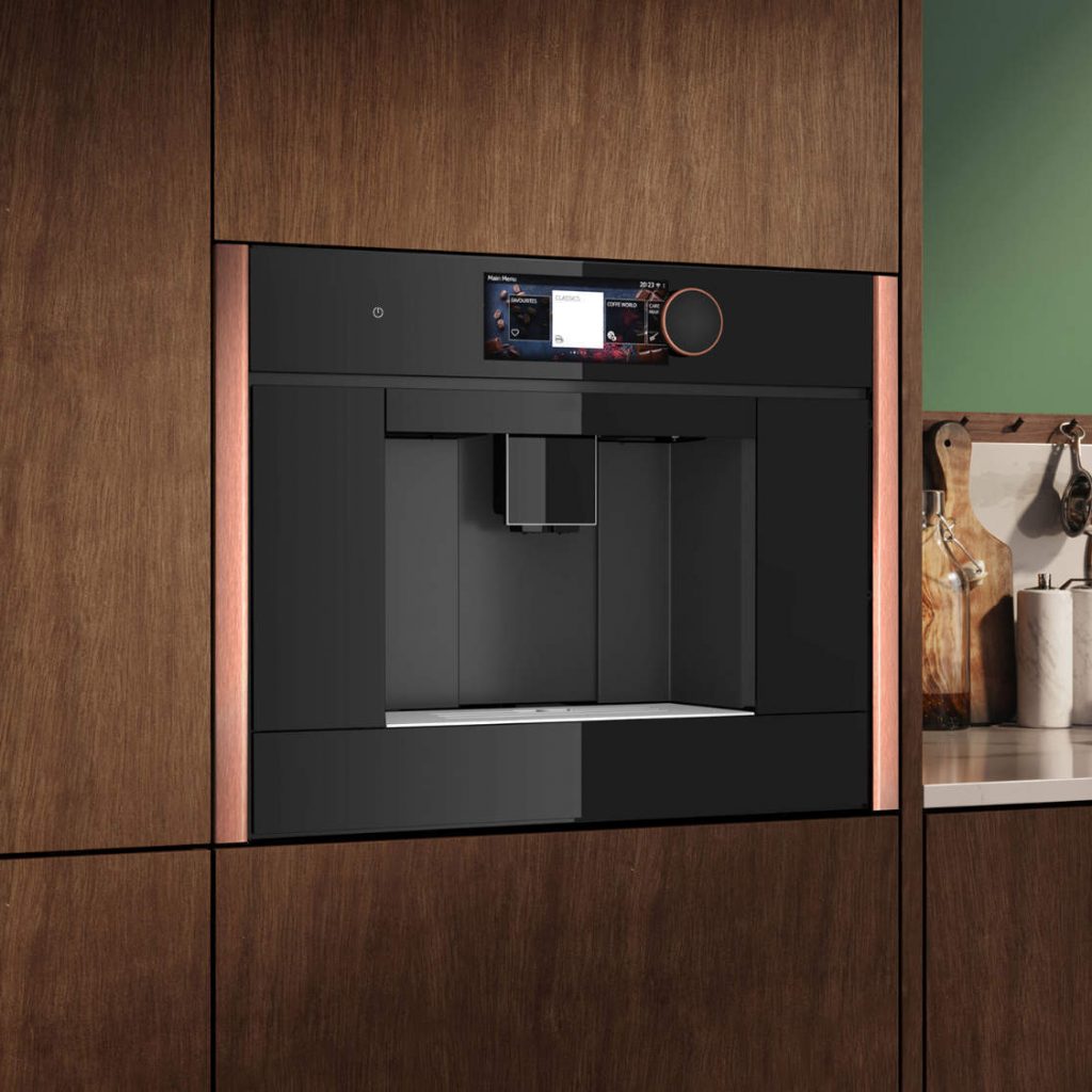 Bereitet mehr als 30 Getränke, auch Cold und Slow Brews, mit App-Steuerung, speichert bis zu 30 personalisierte Getränke ab; und soll seine Optik verändert werden, tauscht man einfach die farbigen Seitenleisten aus. (Foto: AMK)