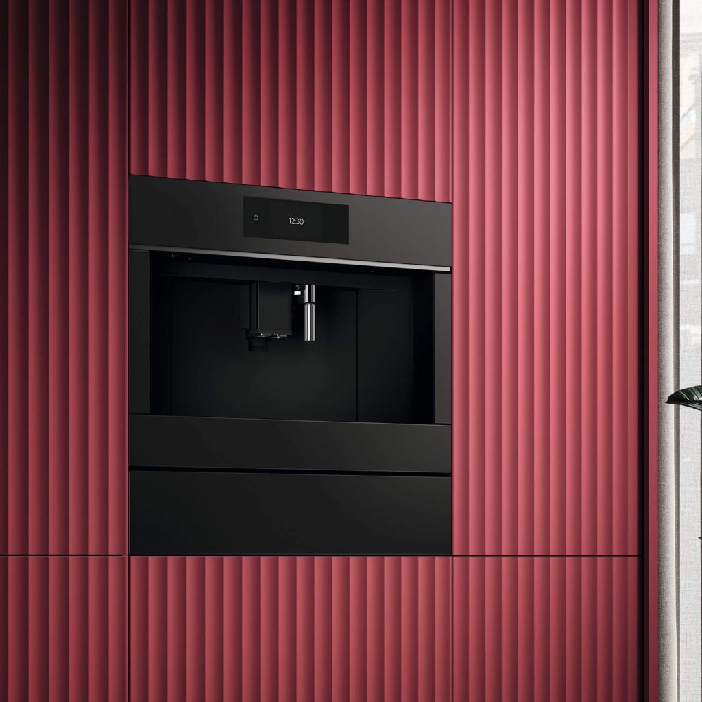 Den Trend zu matten schwarzen Oberflächen greift diese integrierte „Espresso-Bar“ auf: Mit dem Touch Display bequem durch die Menüs navigieren, die Funktionen und Einstellungen auswählen und Favoriten speichern. (Foto: AMK)      