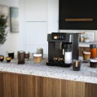 Dieser Vollautomat liefert 10 Kaffeespezialitäten, zudem heiße Milch und Wasser für die Zubereitung einer Vielzahl von Getränken. Die Milchschaumdichte lässt sich über einen Einstellknopf individuell bestimmen. (Foto: AMK)