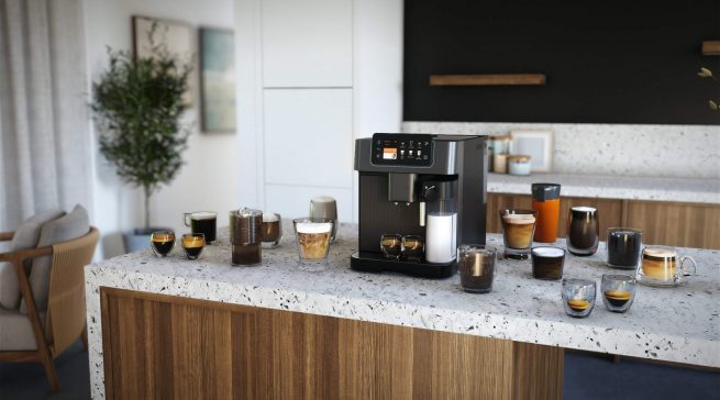 Dieser Vollautomat liefert 10 Kaffeespezialitäten, zudem heiße Milch und Wasser für die Zubereitung einer Vielzahl von Getränken. Die Milchschaumdichte lässt sich über einen Einstellknopf individuell bestimmen. (Foto: AMK)