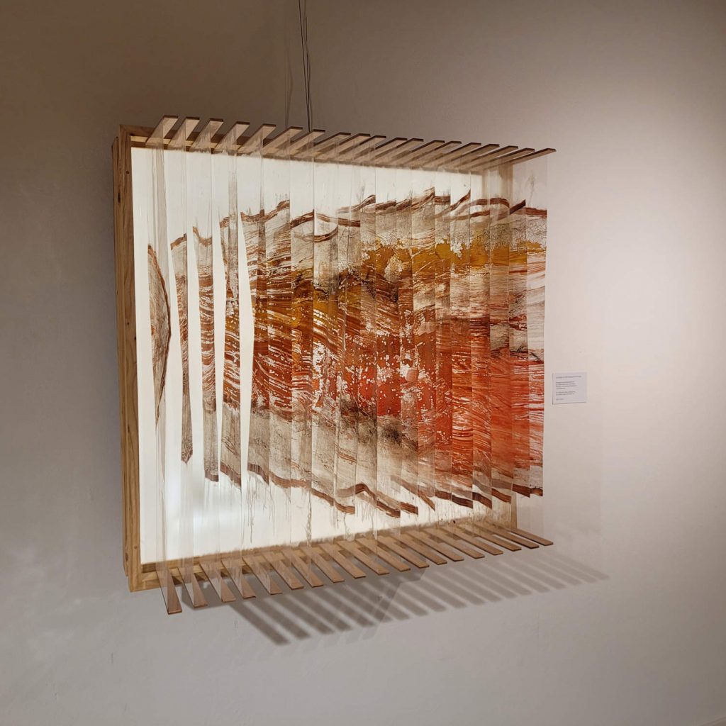 Regionale Künstler:innen interpretieren „feinen Schnitt“ in Fotografie, Zeichnung und Installation.