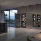 Gaggenau ergänzt die Vario Kältegeräte Serie Expressive um ein automatisches Temperiersystem zur präzisen Weinklimatisierung.