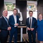 Besuch am Repartly-Messestand auf der IFA 2025 (v.l.n.r.): Dr. Sara Warneke (Geschäftsführerin Gfu Consumer & Home Electronics GmbH), Kai Wegner (Regierender Bürgermeister Berlin), Dr. Lennart Osthoff (Geschäftsführer Repartly), Dr. Christoph Ploß (Mitglied des Bundestags), Franziska Giffey (Senatorin für Wirtschaft, Energie und Betriebe Berlin) und Leif Lindner (Geschäftsführer IFA Management GmbH)