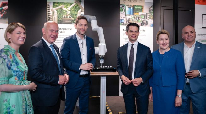 Besuch am Repartly-Messestand auf der IFA 2025 (v.l.n.r.): Dr. Sara Warneke (Geschäftsführerin Gfu Consumer & Home Electronics GmbH), Kai Wegner (Regierender Bürgermeister Berlin), Dr. Lennart Osthoff (Geschäftsführer Repartly), Dr. Christoph Ploß (Mitglied des Bundestags), Franziska Giffey (Senatorin für Wirtschaft, Energie und Betriebe Berlin) und Leif Lindner (Geschäftsführer IFA Management GmbH)