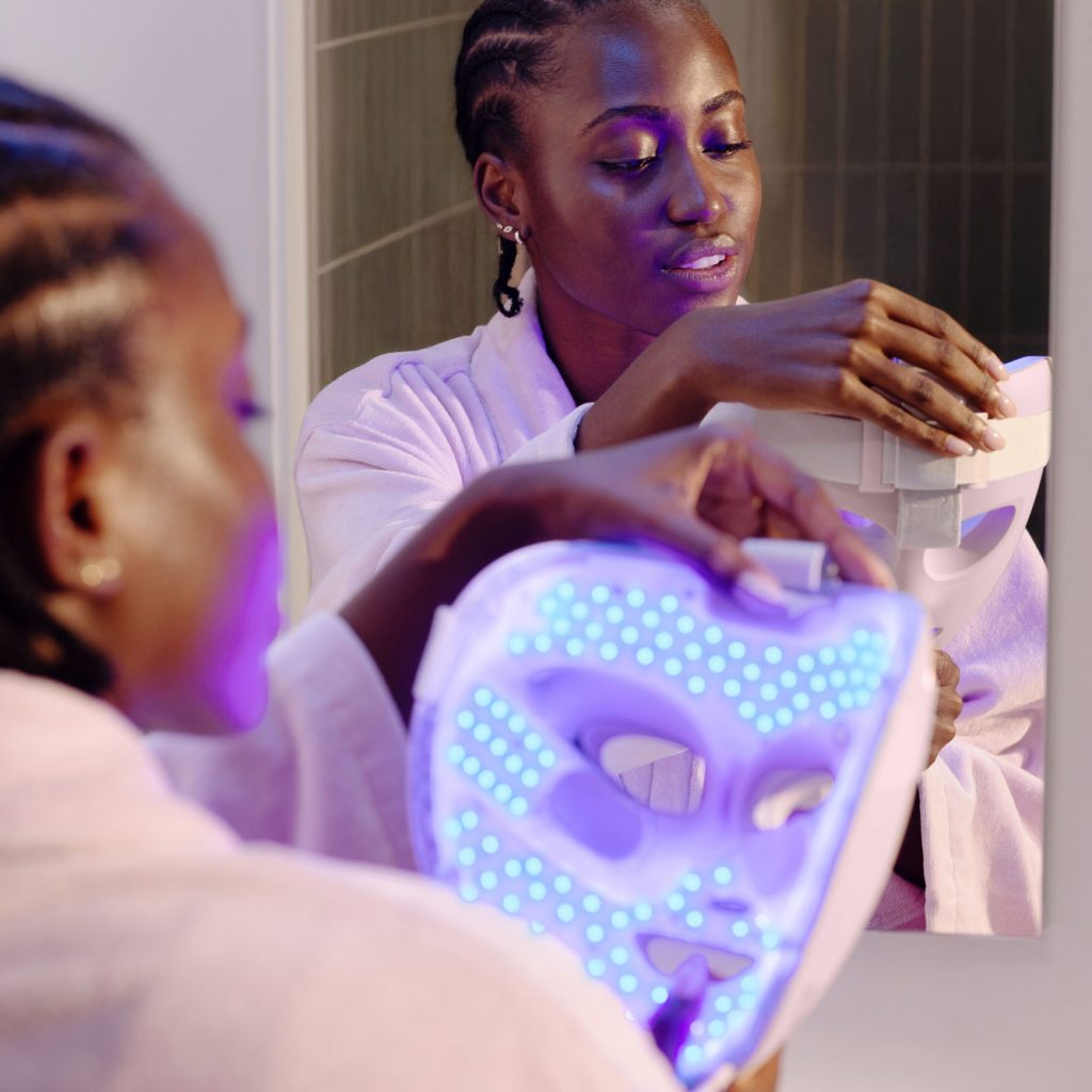 Shark Beauty führt mit CryoGlow erstmals eine EU-zertifizierte LED-Lichttherapiemaske mit Augenkühlung in den Markt ein.