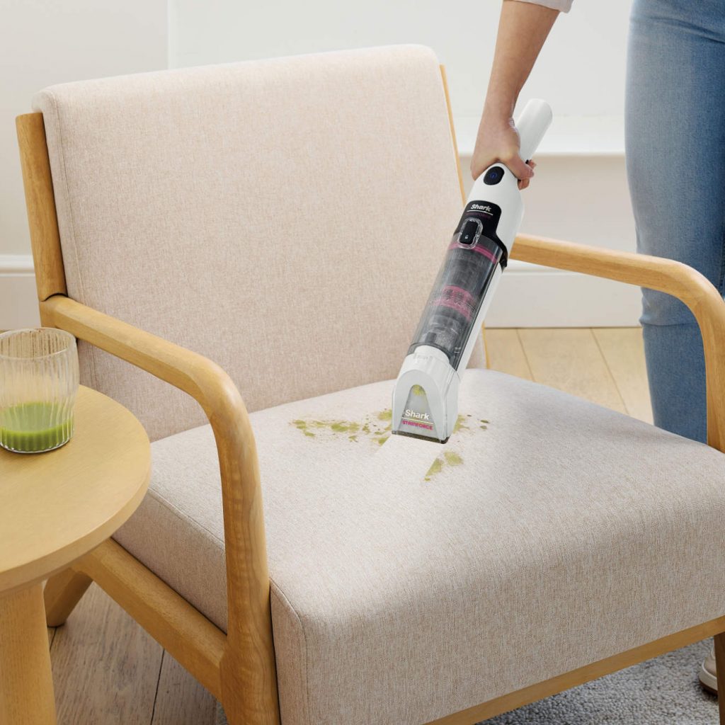 Keine Steckdose in Sicht? Kein Problem! Der kabellose Shark Fleckenreiniger macht die Reinigung Ihres Polstersessels flexibel und unkompliziert.