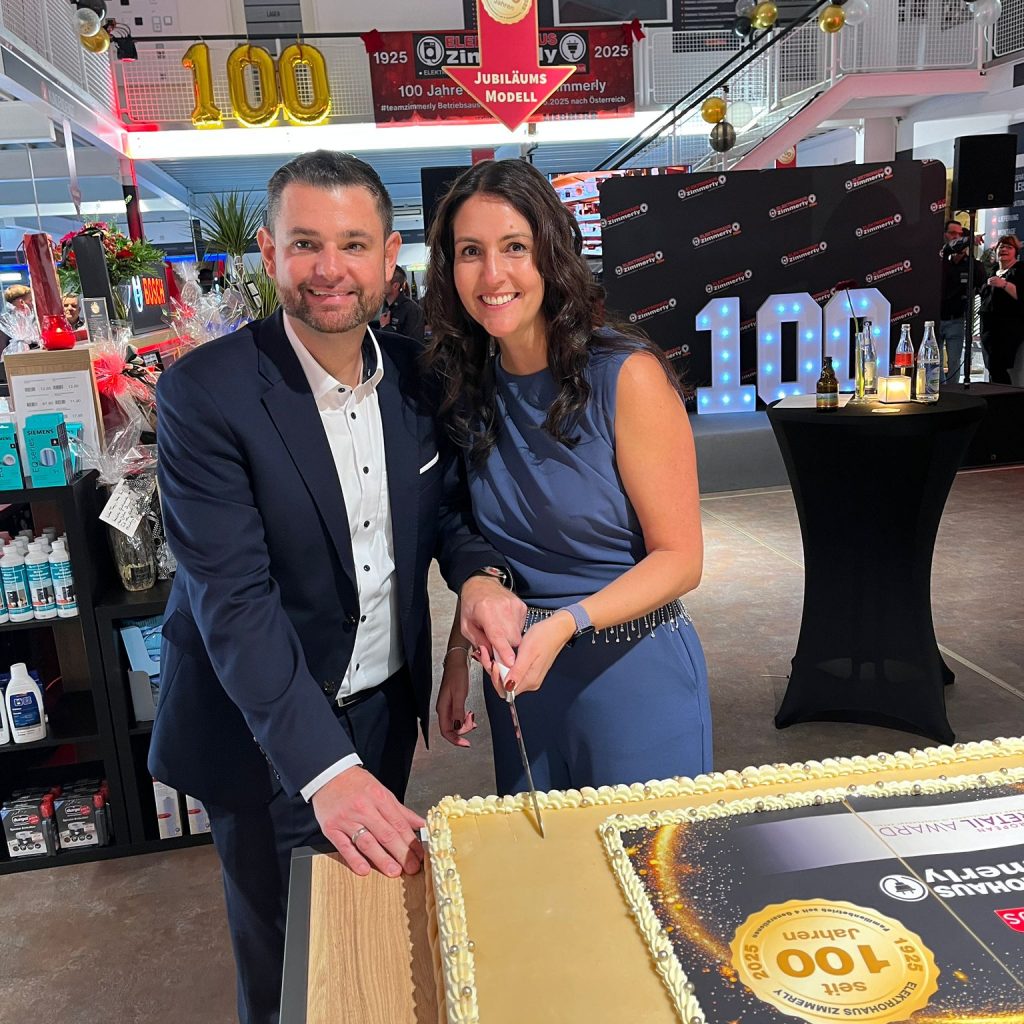 1.	Bernd Zimmerly (Geschäftsführer, Zimmerly Elektro GmbH) und Tanja Zimmerly (Prokuristin, Zimmerly Elektro GmbH) schneiden zusammen die electroplus Torte zum Jubiläum an.