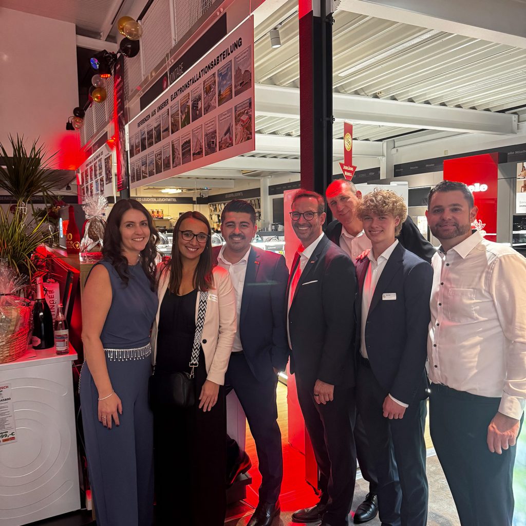 (v.l.n.r.) Tanja Zimmerly (Prokuristin, Zimmerly Elektro GmbH), Meike Ullrich (Senior Concept Managerin electroplus, EK Retail), Ali Uyar (Store Designer electroplus, EK Retail), Martin Wolf (General Manager EK Home Electrical Appliances, EK Retail), Daniel Kullmann (Head of Public Affairs, EK Retail), Wim Wolf, Bernd Zimmerly (Geschäftsführer, Zimmerly Elektro GmbH) feiern das 100-jährige Jubiläum von Elektrohaus Zimmerly.