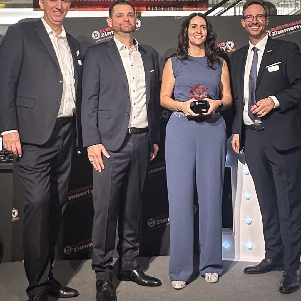 Übergabe des European Retail Awards: (v.l.n.r.) Daniel Kullmann (Head of Public Affairs, EK Retail), Bernd Zimmerly (Geschäftsführer, Zimmerly Elektro GmbH), Tanja Zimmerly (Prokuristin, Zimmerly Elektro GmbH) und Martin Wolf (General Manager EK Home Electrical Appliances, EK Retail)