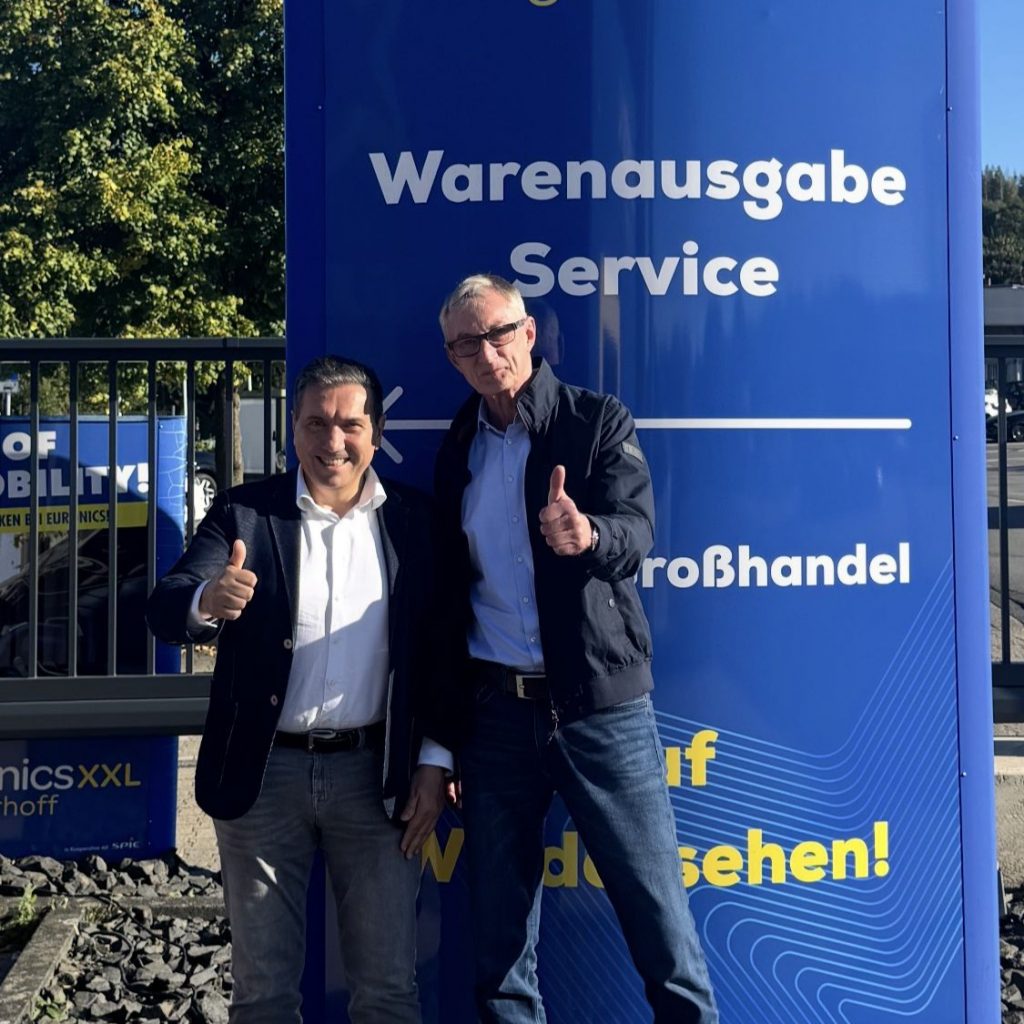 Mario de Pilla (l.) und Fred Bergerhoff freuen sich über die Standortsicherung in Waldbröl.