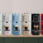 Farbe für den Morgen: Die POLTI Coffea Pad-Maschine präsentiert sich in neuen Trendfarben – für Ihren persönlichen, italienisch-schönen Kaffeemoment. Foto: POLTI SpA, Bulgarograsso (IT)