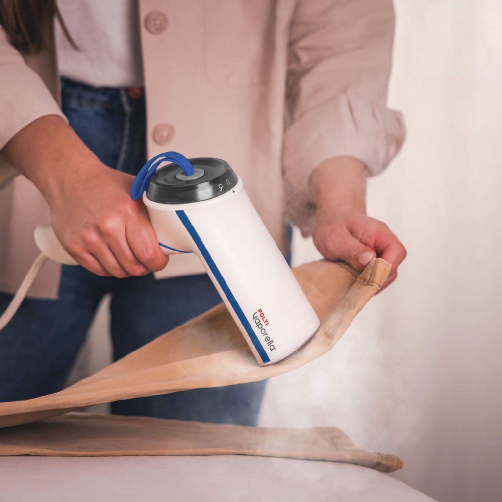 Der POLTI Vaporella Vertical Styler bringt Sommerkleider, Business-Hemden oder Vintage-Stücke in Sekundenschnelle wieder in Form.