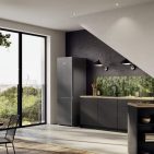 Liebherr-Hausgeräte erweitert das Farbspektrum seiner freistehenden Kühlgeräte um den Farbton DarkGrey – eine Gestaltungslösung, die ästhetische Integration in moderne Räume mit funktionaler Technik vereint.